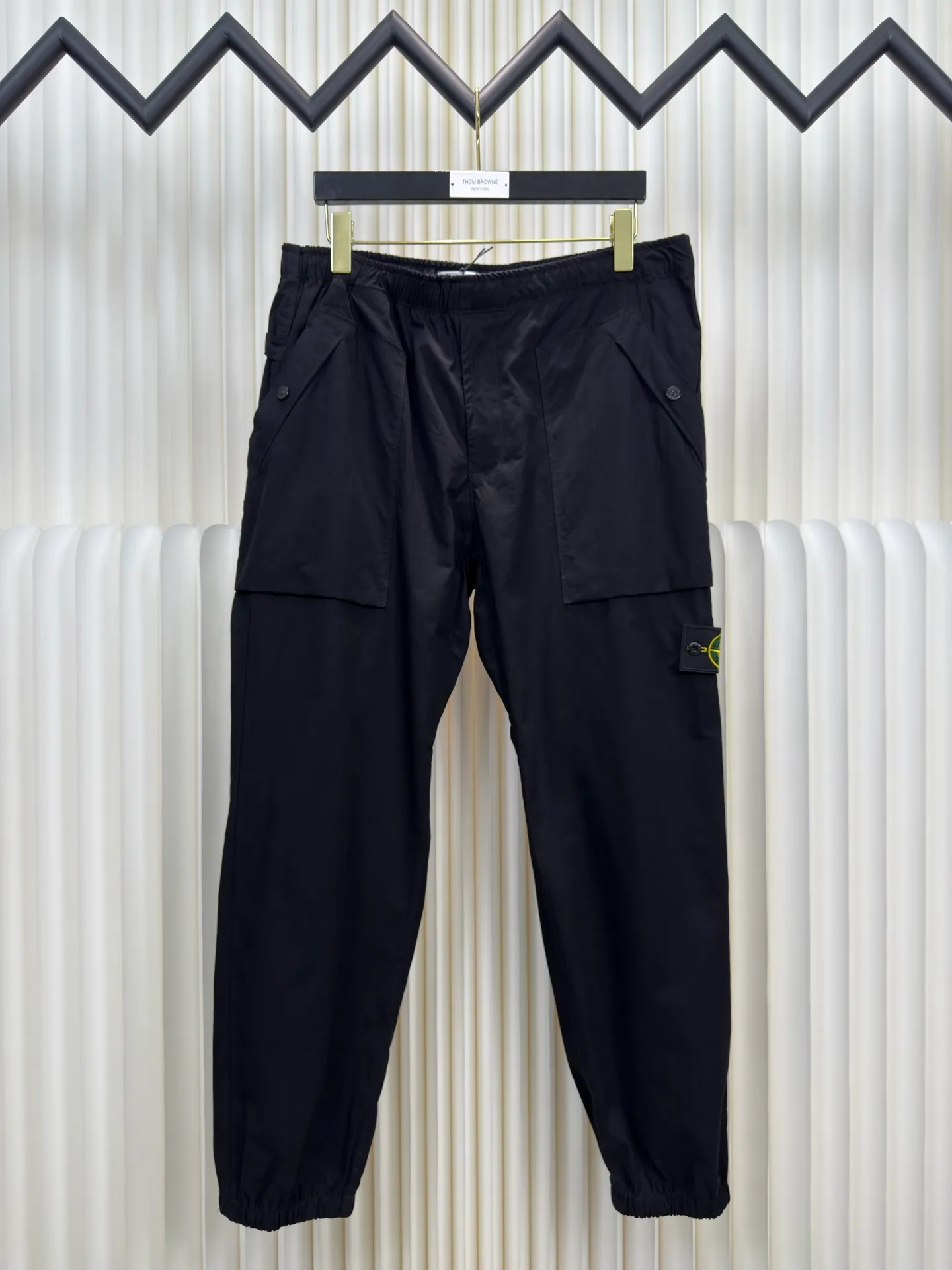 P450 Stonelsland emblem casual trousers, genuine version - physical counter - top luxury quality 🆚Instant sale of all versions on the market. Customized Yunmian Yixu moisture-permeable soft satin, refreshing and breathable, comfortable and skin-friendly. The black base is calm and atmospheric. The iconic Stonesland emblem on the side of the trousers is like a unique medal, highlighting the brand's imprint. Abandoning complexity, simple lines outline a neat version, and outline a casual and free style. Calmly interpret a unique style chapter. Size: 34 36 38 40